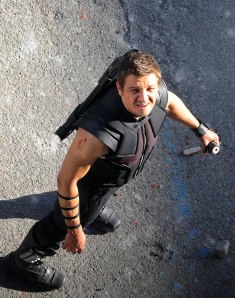 Jeremy Renner como o Vingador, Clint Barton / Gavião Arqueiro.