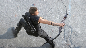 Jeremy Renner em ação nas cenas de Vingadores 2